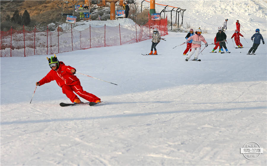 安宁滑雪场坐着公交圆滑雪梦