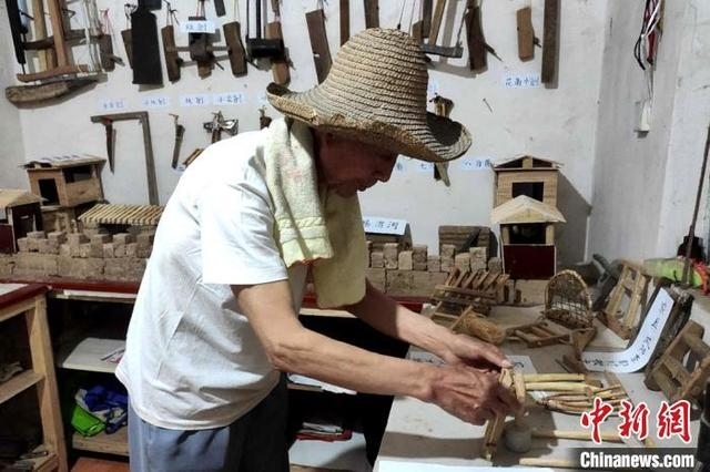 陜西一八旬老人手工制作微型農具 用技藝留住“農耕文化”