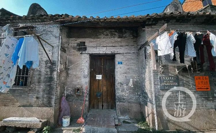 李氏宗祠敦本堂是泮塘五约唯一尚存的祠堂,墙体有多处漏洞。/记者 王敏