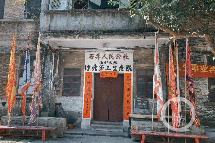 三官庙后被改成泮塘第三生产队,目前里面存有村史、龙舟等。/记者 王敏