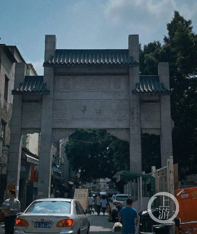 2月27日,贮立在泮塘五约入口处的石牌坊。/记者 王敏