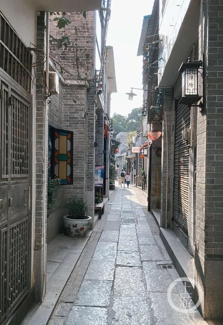 泮塘五约村中的麻石巷,是村子主干道之一。/记者 王敏