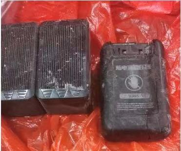 吸附在执法车辆底部的GPS跟踪器