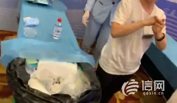 会议桌变成了临时“手术桌” (来源:信网)