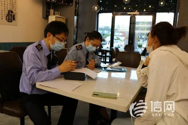 李沧区卫生计生综合监督执法局执法人员给学员做笔录 (来源:信网)