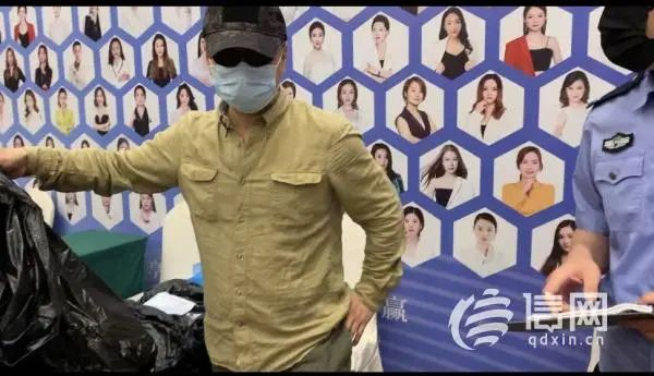 王海与信网记者协助警方突击现场 (来源:信网)