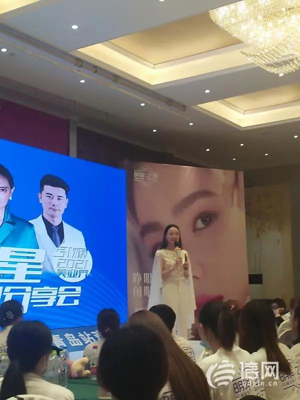 潘姓讲师上在台上向学员们分享(来源:信网)