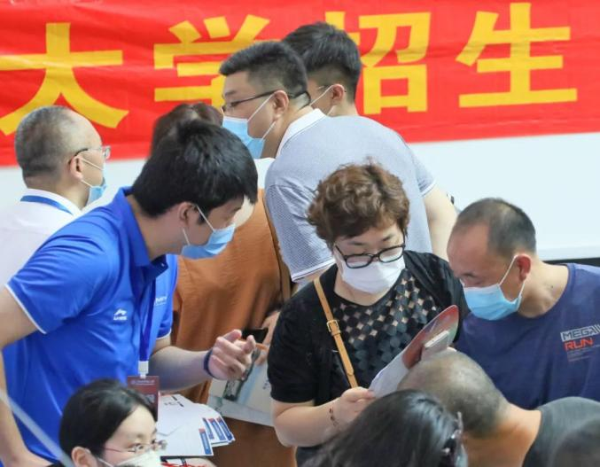 山东烟台:高校招生咨询忙 唐克 摄