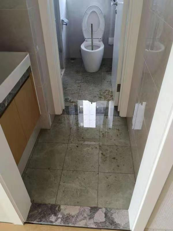 下水道堵塞,粪水溢出到房间