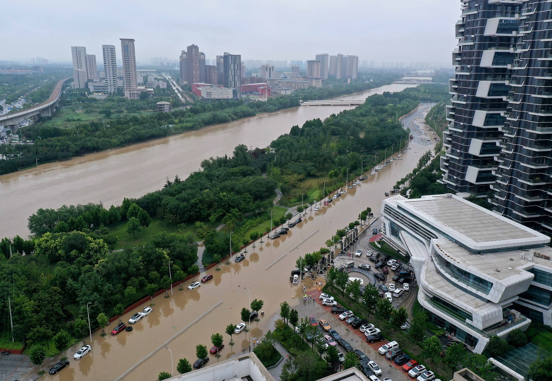 7月21日上午拍摄的郑州市郑东新区被水淹没的部分路段（无人机照片）。新华社 图