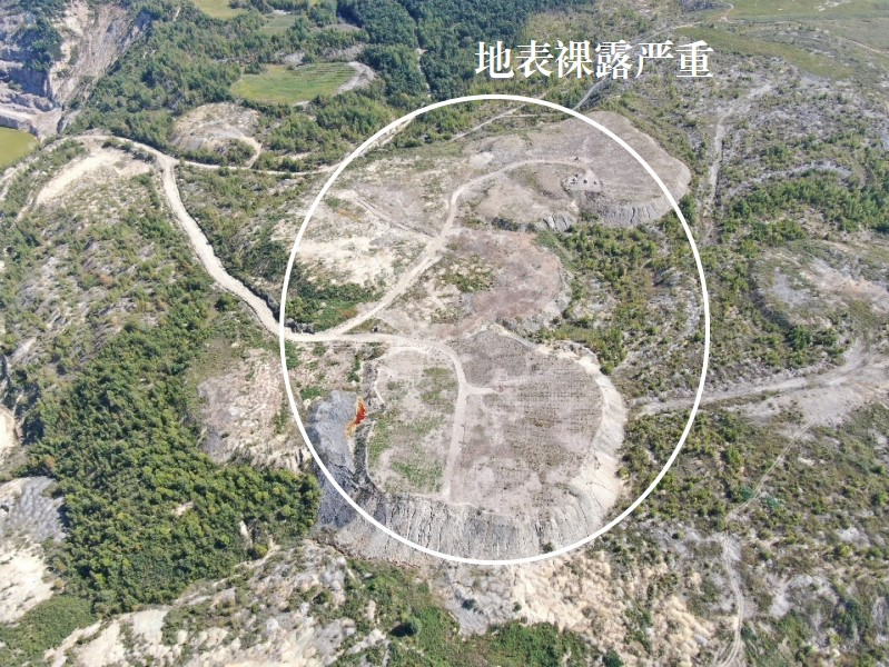 2021年9月4日,督察组使用无人机拍摄,乌拉嘎金矿排土场种树2万棵、不足计划20%,平整场地7公顷、不足总面积7%,地表裸露严重。
