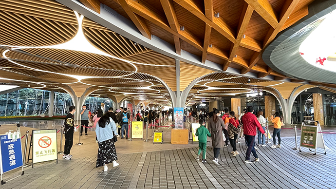 新建不久的九寨沟景区沟口游客服务中心。