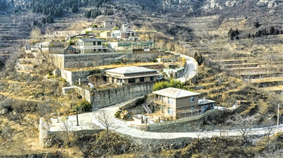 图为南山区执法局对面黄金谷内的别墅。记者 王文志 摄