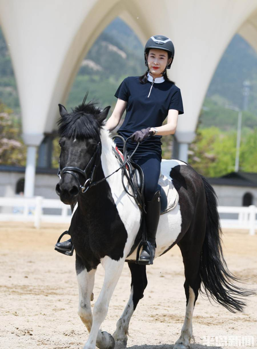 一名女士正在骑马。