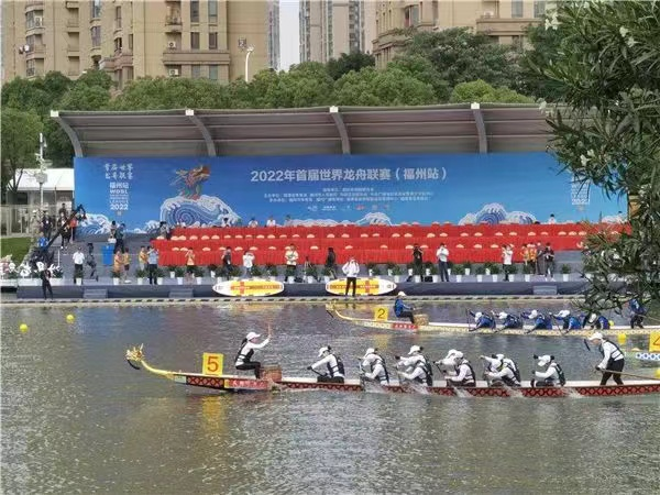 广东女子龙舟队在2022年首届世界龙舟联赛上的表现。来源：南粤女声