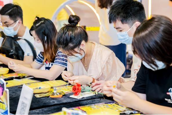 消费者齐聚体验中国积木