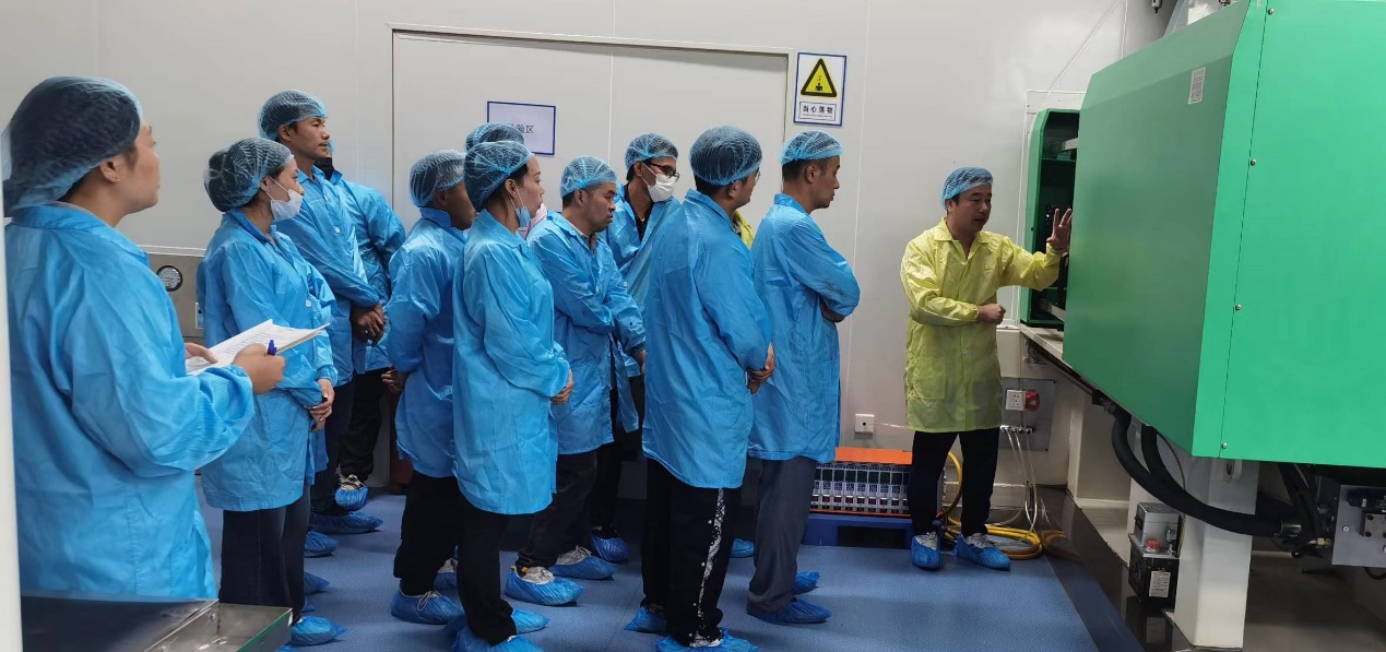 一群穿着蓝色衣服的人

中度可信度描述已自动生成