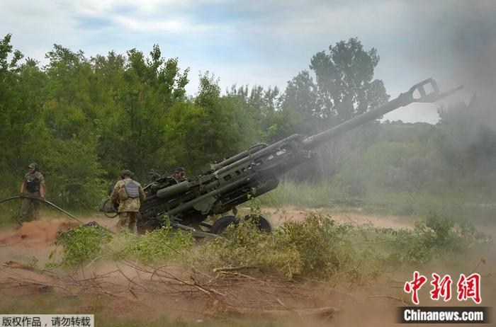 2022年6月18日，乌军士兵使用美国提供的M777榴弹炮向俄军阵地开火。
