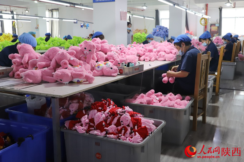 安康市生产的毛绒玩具2021年实现产值35.05亿元.李志强 摄