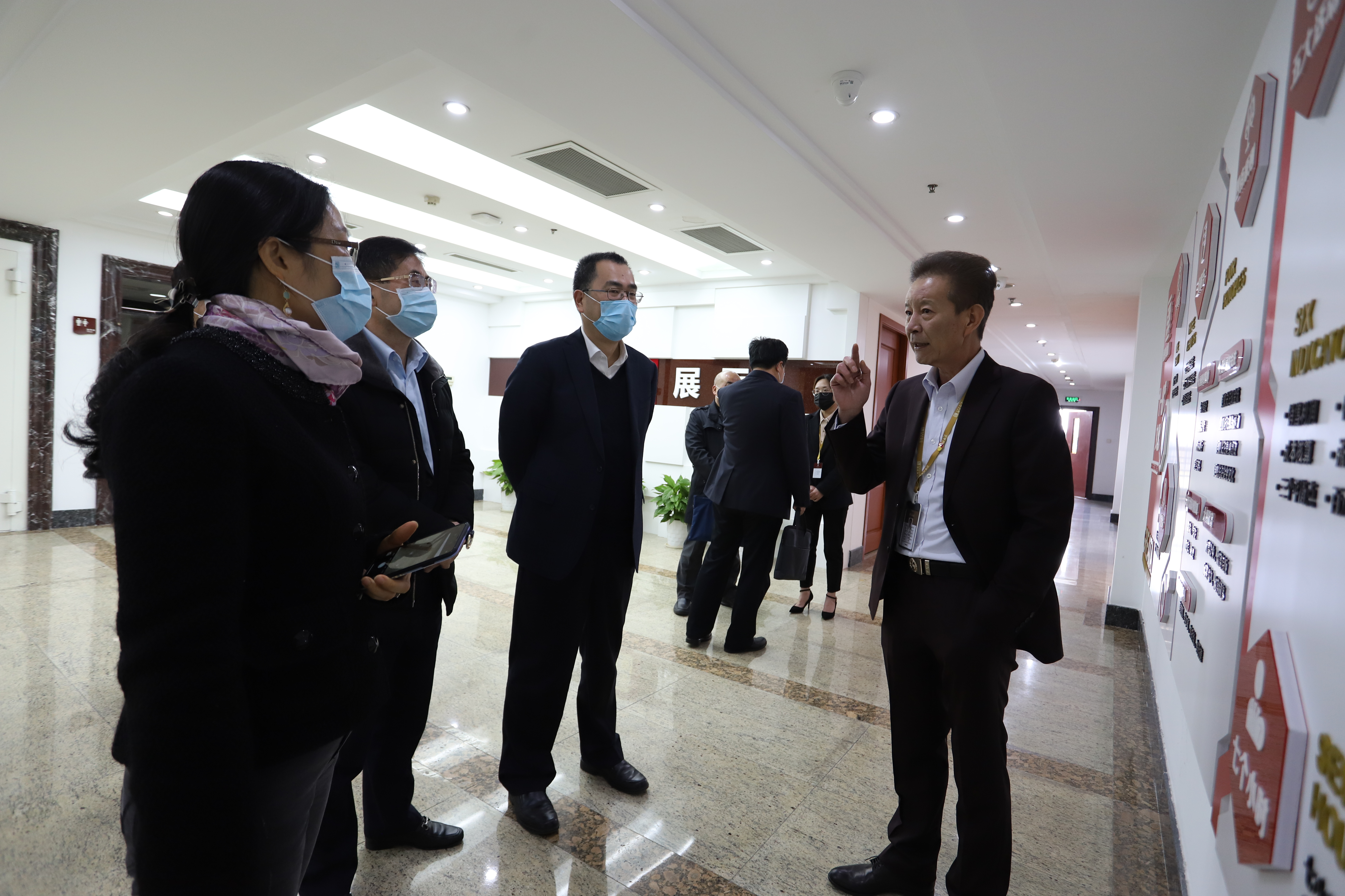 1-1人民银行宁波中心支行张全兴行长莅临国骅集团调研
